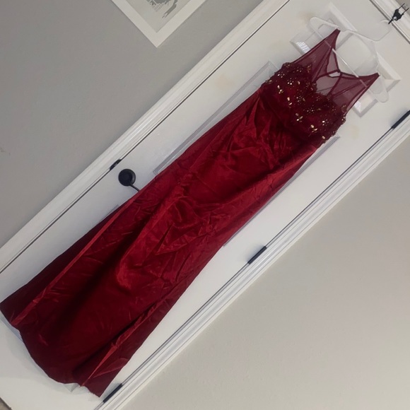 STUNNING Red Gown: Prom dress! - Picture 3 of 6